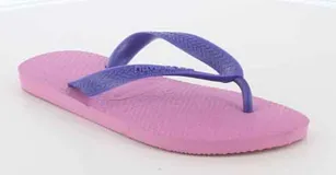 Sandalias tipo ojota Havaianas con base de goma color rosado y tiras de goma color violeta con textura en relieve.