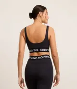 Top deportivo azul con breteles anchos, copas desmontables, recorte en el busto y banda elástica inferior color borgoña con letras blancas.