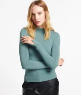 Blusa verde oscuro de viscosa con cuello alto y mangas largas con abertura en el puño.