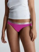 Bombacha clásica Calvin Klein de algodón elástico color fucsia, con cintura elástica plateada con logo de la marca.