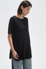 Remera de manga corta color negro, con cuello redondo y diseño holgado.