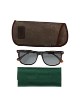 Lentes de sol con armazón de acetato biodegradable en diseño carey y cristales polarizados con protección UV.