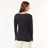 Camiseta de manga larga en color negro, confeccionada en tejido acanalado con cuello redondo amplio y detalle de borde delicado.