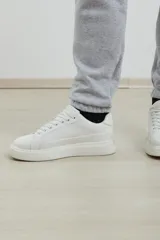 Pantalón jogging de corte deportivo con cintura elástica y cordón ajustable. Presenta puños elastizados en el ruedo y bolsillos laterales.