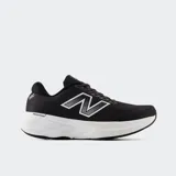 Championes de running New Balance modelo 880, color negro con entresuela blanca Fresh Foam X. Presentan una parte superior de malla transpirable, cierre de cordones y el logotipo de la marca en los laterales.