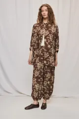 Pantalón de tiro alto y silueta amplia con estampado floral, pinzas en el frente, volumen relajado y terminación elastizada en los tobillos.