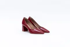 Zapato de tacón color borgoña charolado, con punta fina y taco cuadrado. Fabricado 100% en cuero.