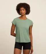 Remera de manga corta Get Over, confeccionada en microfibra con textura de micro-cuadros y escote redondo. Presenta un diseño versátil y ligero, ideal para actividades deportivas o uso casual.