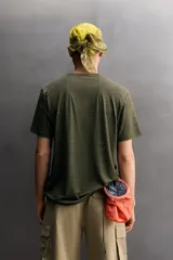 Camiseta técnica regular fit de Zara Athleticz, color verde militar con diseño de rayas sutiles, cuello redondo y manga corta. Confeccionada en tejido ligero, elástico y de secado rápido con costuras planas.
