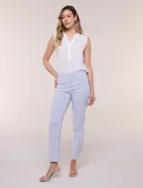 Pantalón elastizado de tiro alto estilo pull-on, marca Zac & Rachel. Modelo de corte cigarrete de silueta ajustada con diseño a rayas en color blanco y azul. Pretina ancha elastizada sin cierres ni botones, con diseño de línea limpia sin bolsillos.