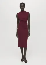 Vestido midi color bordó, con cuello redondo alto, diseño sin mangas, fruncido lateral y corte entallado.