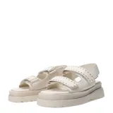 Sandalias chunky de color marfil con plataforma y suela dentada. Presentan dos tiras frontales anchas con cierre de velcro decoradas con pequeños tachas doradas, y una tira trasera ajustable.