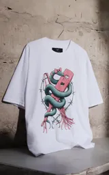 Remera blanca de corte holgado con estampa frontal que presenta una serpiente entrelazada con un corazón y detalles de alambre de púas.