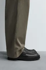 Mocasín de vestir de cuero negro, con antifaz y suela track.