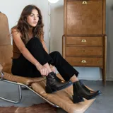 Bota corta de cuero vacuno con diseño tricolor, combinando paneles en negro, blanco y cuero texturizado efecto reptil en tono marrón. Presenta taco cuadrado forrado, punta cuadrada y cierre lateral interno.