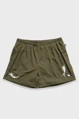 Short de baño verde oliva con cintura elástica y cordón ajustable. Presenta bordados de sirenas en las piernas y un parche con logo.
