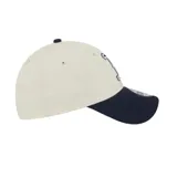 Gorra New Era modelo 9FORTY de los Boston Red Sox, con diseño bicolor en beige y visera curva en azul marino. Cuenta con el logotipo bordado en relieve en el frente y el logo de la marca en el lateral.