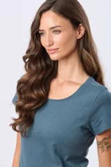 Remera de manga corta y cuello redondo, color verde menta jaspeado.