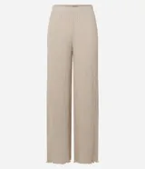 Pantalón texturizado marrón de corte ancho con cintura elástica y bolsillos laterales.