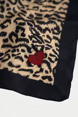 Pañuelo cuadrado de 100% seda con estampado animal print tipo leopardo en tonos beige y marrón.