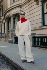 Sudadera de cuello redondo y manga larga, color beige claro, con acabados en rib en cuello, puños y dobladillo.