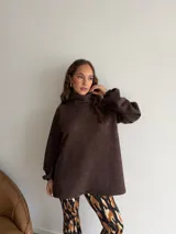 Poleron de punto color marrón chocolate, con cuello alto, mangas largas abullonadas con puños elásticos y diseño holgado de corte largo.