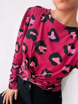 Remera de manga larga color borra de vino con estampado animal print en negro, rosa y lila. Tiene un nudo en la parte delantera.