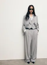 Blazer de corte recto y diseño de raya diplomática, con cuello de solapa con muesca, cierre frontal de un botón, bolsillos laterales con solapa y bolsillo de ribete en el pecho.