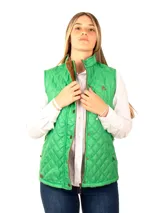 Chaleco capitoneado color rosa claro, con cuello alto, cierre frontal con botones a presión y logo bordado en el pecho.