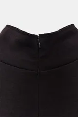 Vestido corto de tejido de punto elástico con cuello alto, manga larga y cierre posterior con cremallera.