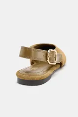 Zapato plano destalonado de punta fina, color verde oliva/mostaza, confeccionado en piel con acabado de gamuza. Posee una tira ajustable con hebilla metálica dorada en el talón.