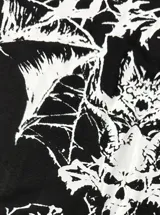 Remera negra de corte ajustado, con diseño asimétrico de tiras para anudar al cuello y estampa frontal de estilo metal en blanco.