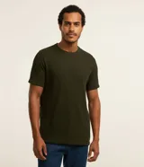 Remera de media malla verde militar con cuello redondo y mangas cortas, de corte clásico.