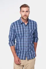 Camisa de manga larga con estampado de cuadros en tonos azules, cuello clásico, cierre frontal con botones y bolsillo en el pecho.