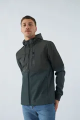 Campera verde oscuro con capucha ajustable, cierre frontal y bolsillos laterales. Tiene mangas largas y logo estampado en el pecho.