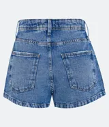 Short pollera de tiro alto confeccionado en denim azul con bolsillos delanteros y traseros. Presenta detalles deshilachados en los bolsillos.