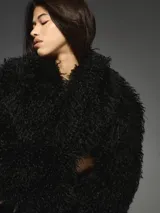 Tapado negro largo de piel sintética.