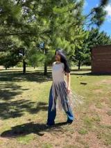Musculosa color beige con cuello redondo y detalle de flecos largos en el ruedo.