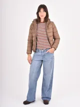 Campera puffer blanca de corte entallado, con cuello alto y cierre frontal. Presenta un diseño acolchado horizontal y mangas largas.