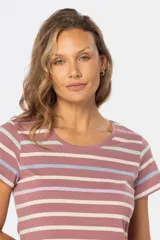 Remera de manga corta con cuello redondo y diseño de rayas horizontales en tonos pastel sobre fondo beige.