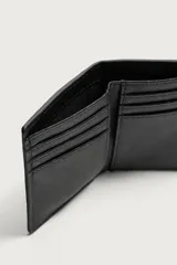 Tarjetero vertical de diseño minimalista con textura granulada. Cuenta con compartimento principal para billetes y múltiples ranuras para tarjetas.