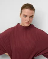 Vestido midi color vino tinto con cuello alto y mangas anchas de tres cuartos. La tela presenta un plisado vertical en todo el cuerpo, con un patrón de textura en relieve en la parte inferior.