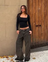 Remera de manga larga color rojo, con escote cuadrado y corte ajustado al cuerpo.