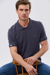 Remera polo de manga corta en color azul melange, con cuello camisero, cierre frontal de dos botones y pequeño bordado en el pecho.