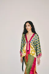 Kimono de viscosa con estampado multicolor de flores y patrones geométricos, escote en V, mangas tres cuartos y cierre frontal con tiras para anudar.