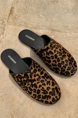 Slippers con estampado animal print, forro interior y plantilla de cuero color negro.