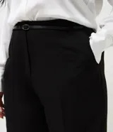 Pantalón de sastrería modelo carrot, de tiro alto y corte holgado en la cadera que se estrecha hacia el tobillo. Confeccionado en tejido estructurado con elastano, cuenta con bolsillos funcionales y cinturón fino incluido.
