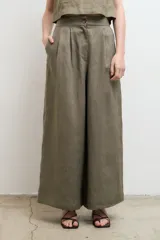 Pantalón blanco de lino, de corte palazzo, tiro alto y pierna ancha.