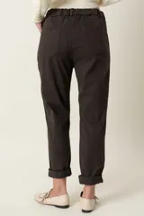 Pantalón de corte recto y tiro alto, color fucsia, con cintura elástica en la parte posterior, bolsillos laterales y cierre frontal.