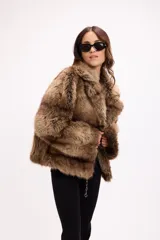 Campera de piel sintética con diseño de franjas horizontales en tonos marrones. Presenta solapas amplias, cierre frontal oculto y mangas largas de corte recto.